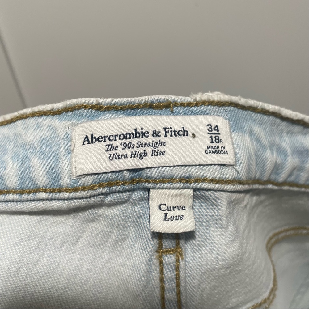 Abercrombie & Fitch The ‘90s Straight Ultra High Rise Light Wash Carpenter Jeans - Picture 4 of 6